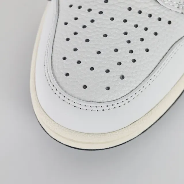 Amiri Skel Top Low Off-White et Black Sneakers Lifestyle 5