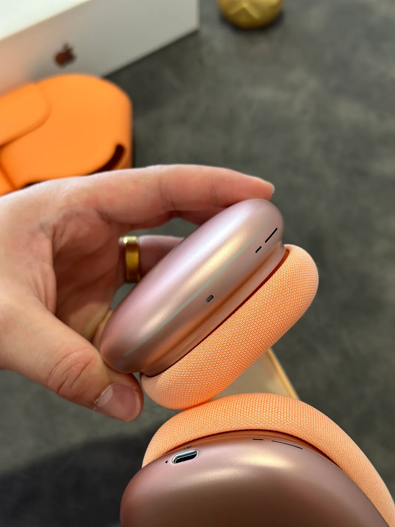 Apple AirPods Max Orange Beige সিলিকন কভার্ড ইয়ারকাপ মেশ হেডব্যান্ড ওভার-ইয়ার হেডফোন 15