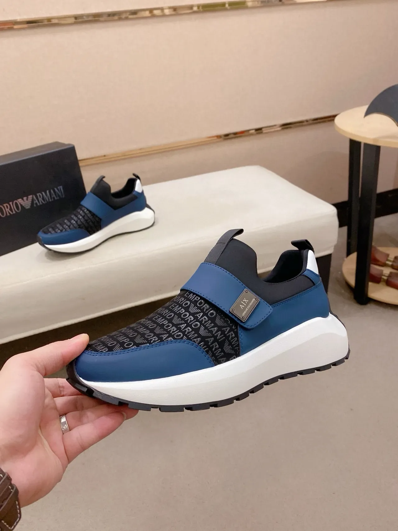 Armani Exchange slip-on com impressão de logo em azul sneakers lifestyle 3