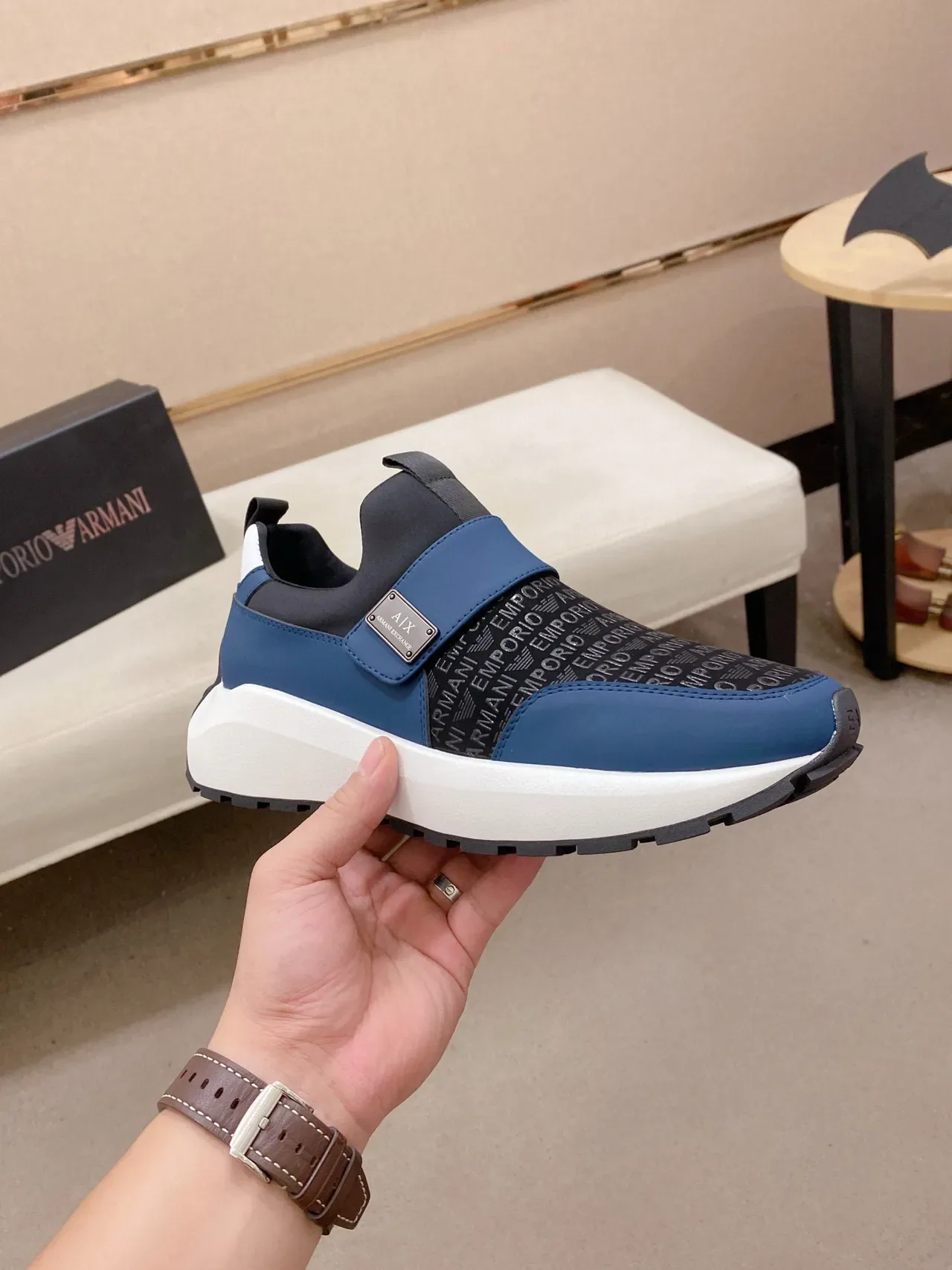 Armani Exchange slip-on com impressão de logo em azul sneakers lifestyle 4