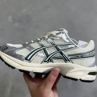 ASICS 米色银色 网布及合成叠层鞋面 金属点缀 跑鞋