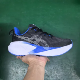 ASICS FF Blast MAX काली नीली इंजीनियर की गई मेश ऊपरी डायगोनल व्हाइट टाइगर-स्ट्रीप पैटर्न रनिंग शूज