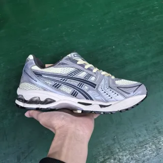 ASICS Gel-Kayano चाँदी और क्रीम रनिंग शूज़