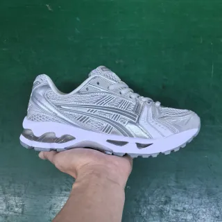 ASICS Gel-Kayano 银色金属跑鞋