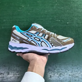 ASICS Gel-Kayano 白金 网面和合成覆盖层构造 金属点缀 跑鞋