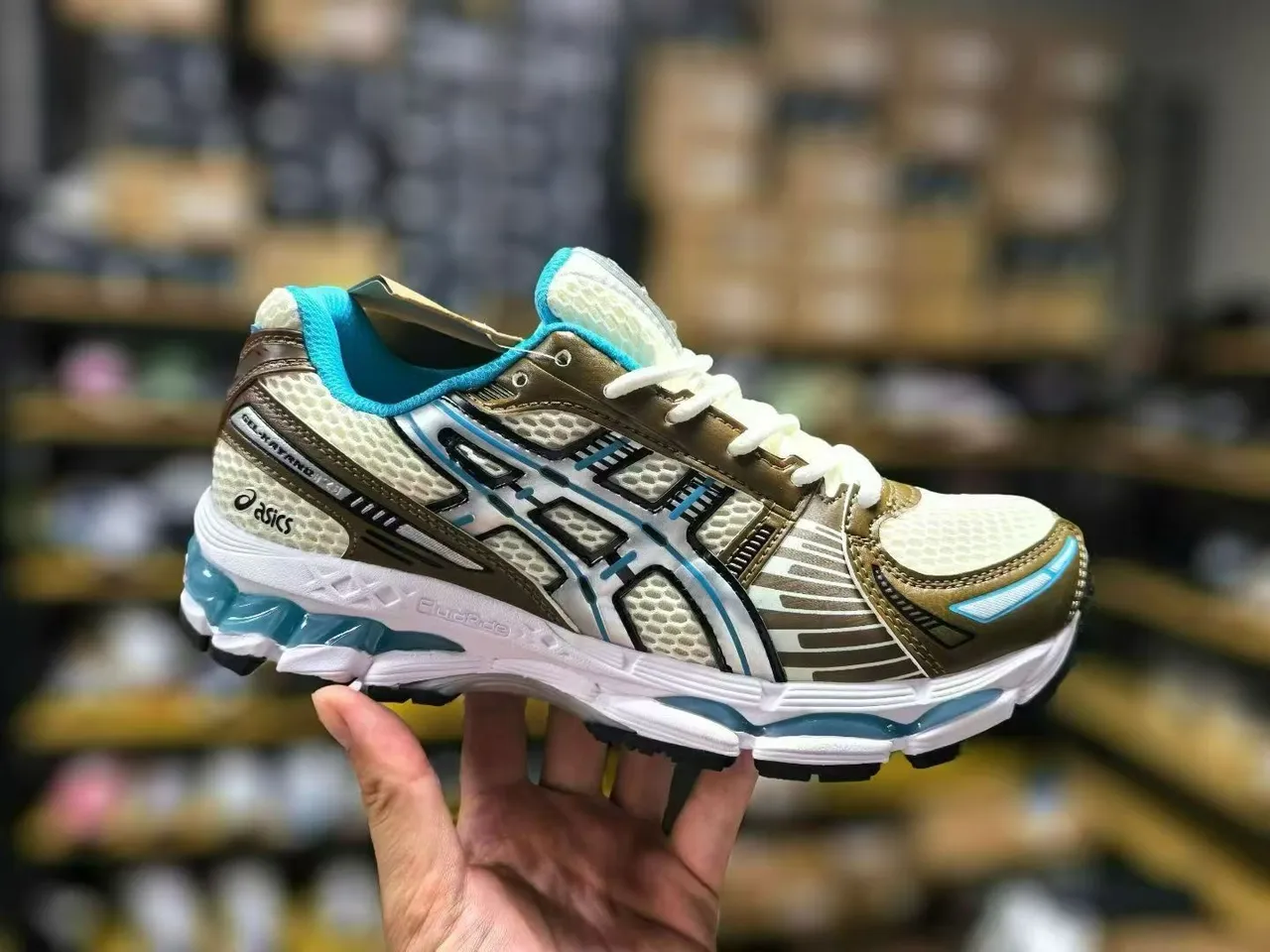 ASICS Gel-Kayano الذهب الأبيض شبكة وطبقة تركيبية اصطناعية بناء لمسات معدنية أحذية جري 2
