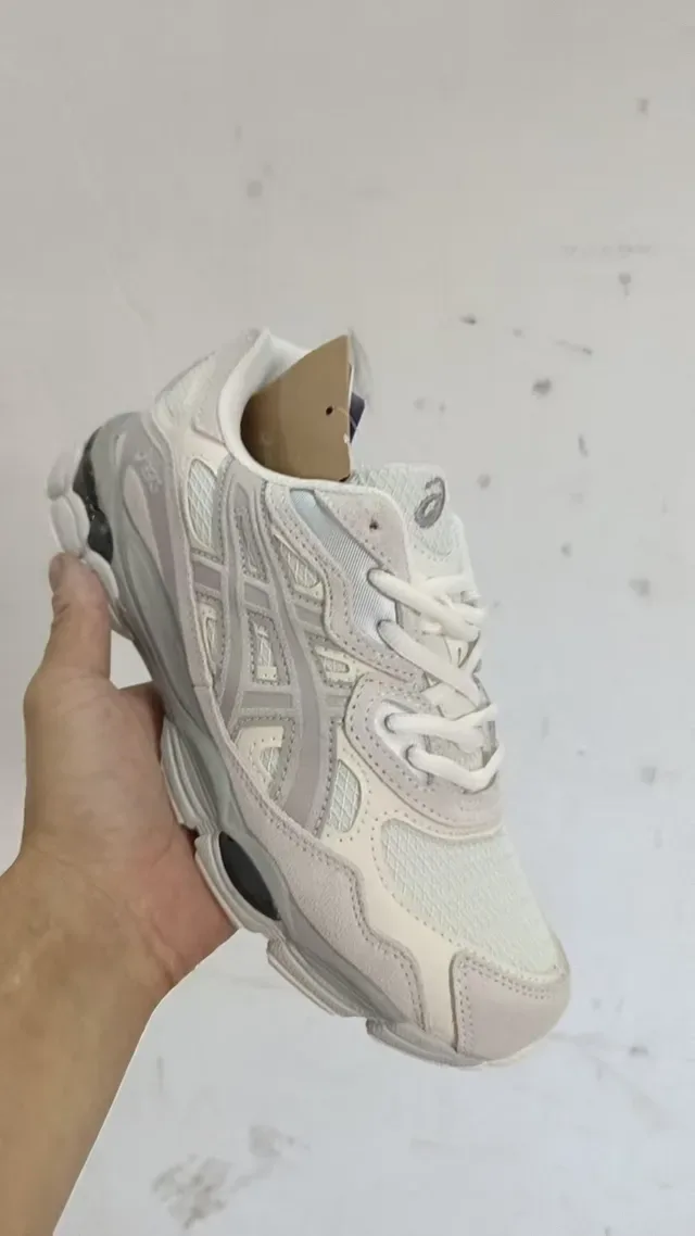 ASICS حذاء رياضي سميك رمادي أبيض قاع شبكة وطبقات تركيبية 2