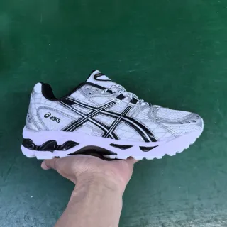 ASICS أحذية الجري بشبكة علوية بيضاء وسوداء بنمط النمور الخطي