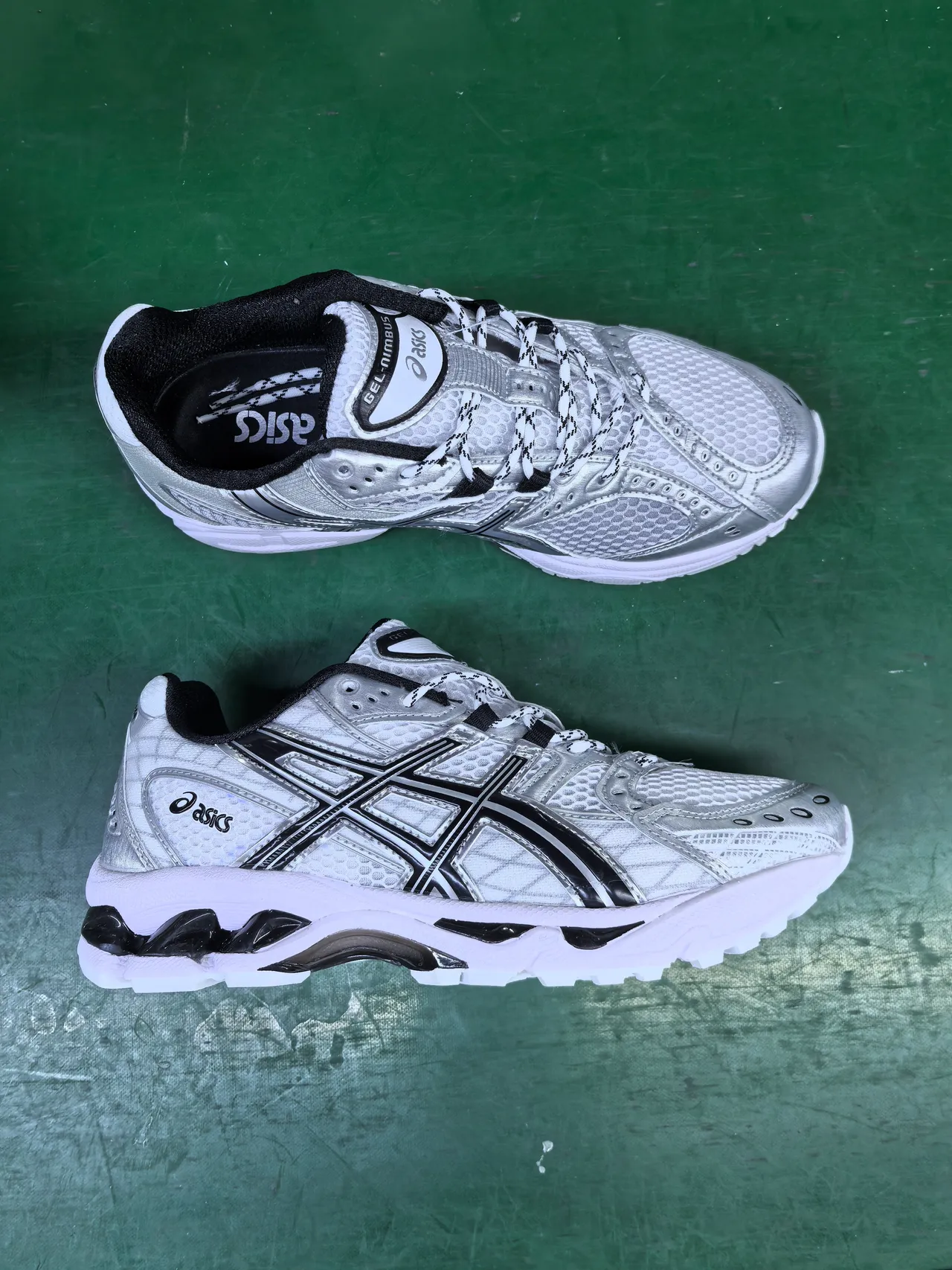 ASICS Zapatillas de correr de malla superior blanca y negra con rayas de tigre 2
