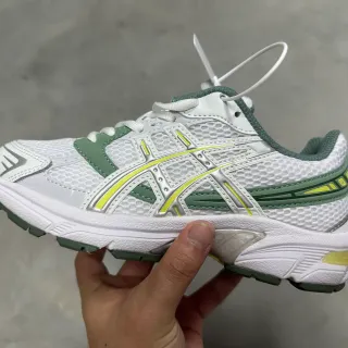 ASICS 白色绿色网面鞋面合成笼式覆盖跑鞋