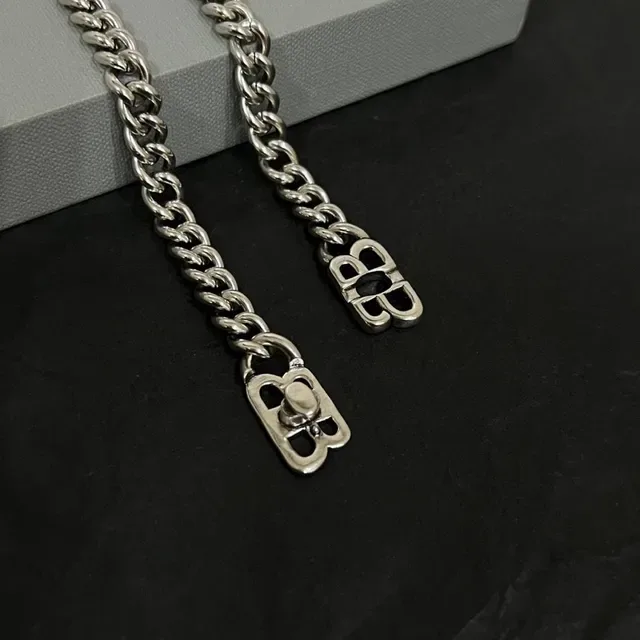 Balenciaga BB Chain قلادة فضية Curb-Link 4