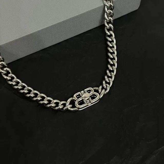 Balenciaga BB Chain قلادة فضية Curb-Link 5