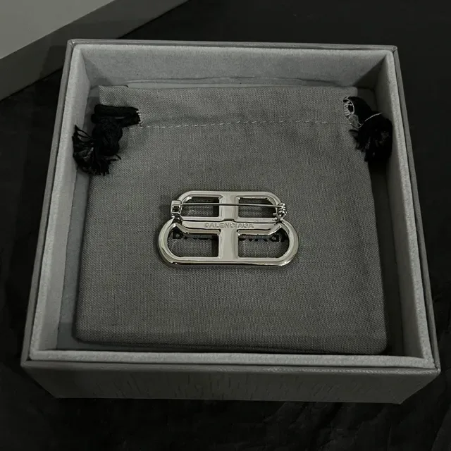 Balenciaga BB পার্ল সিলভার হোয়াইট ইন্টারলকিং লোগো ব্রোচ 3