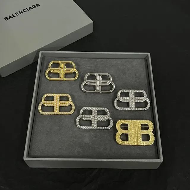 Balenciaga BB পার্ল সিলভার হোয়াইট ইন্টারলকিং লোগো ব্রোচ 4