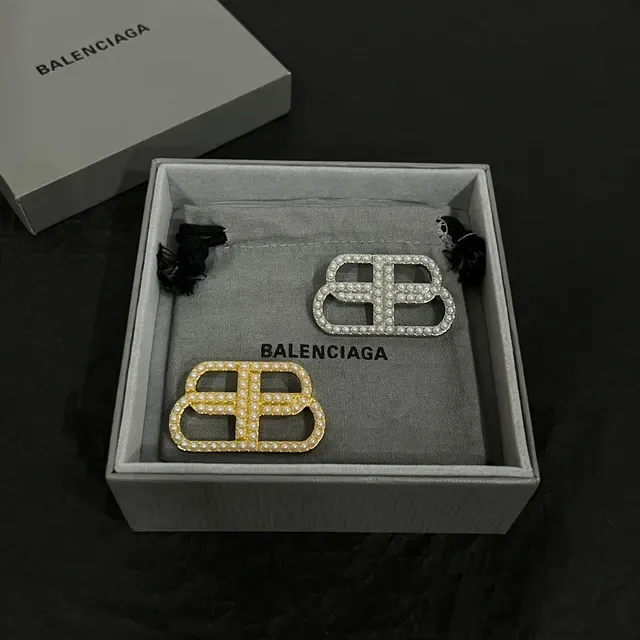 Balenciaga BB পার্ল সিলভার হোয়াইট ইন্টারলকিং লোগো ব্রোচ 5