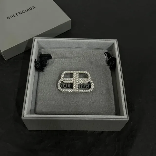 Balenciaga BB পার্ল সিলভার হোয়াইট ইন্টারলকিং লোগো ব্রোচ 6