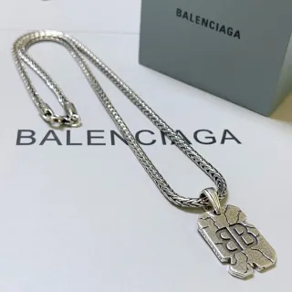 Collar Balenciaga Cracked BB Plata Cadena Trenzada Textura Colgante
