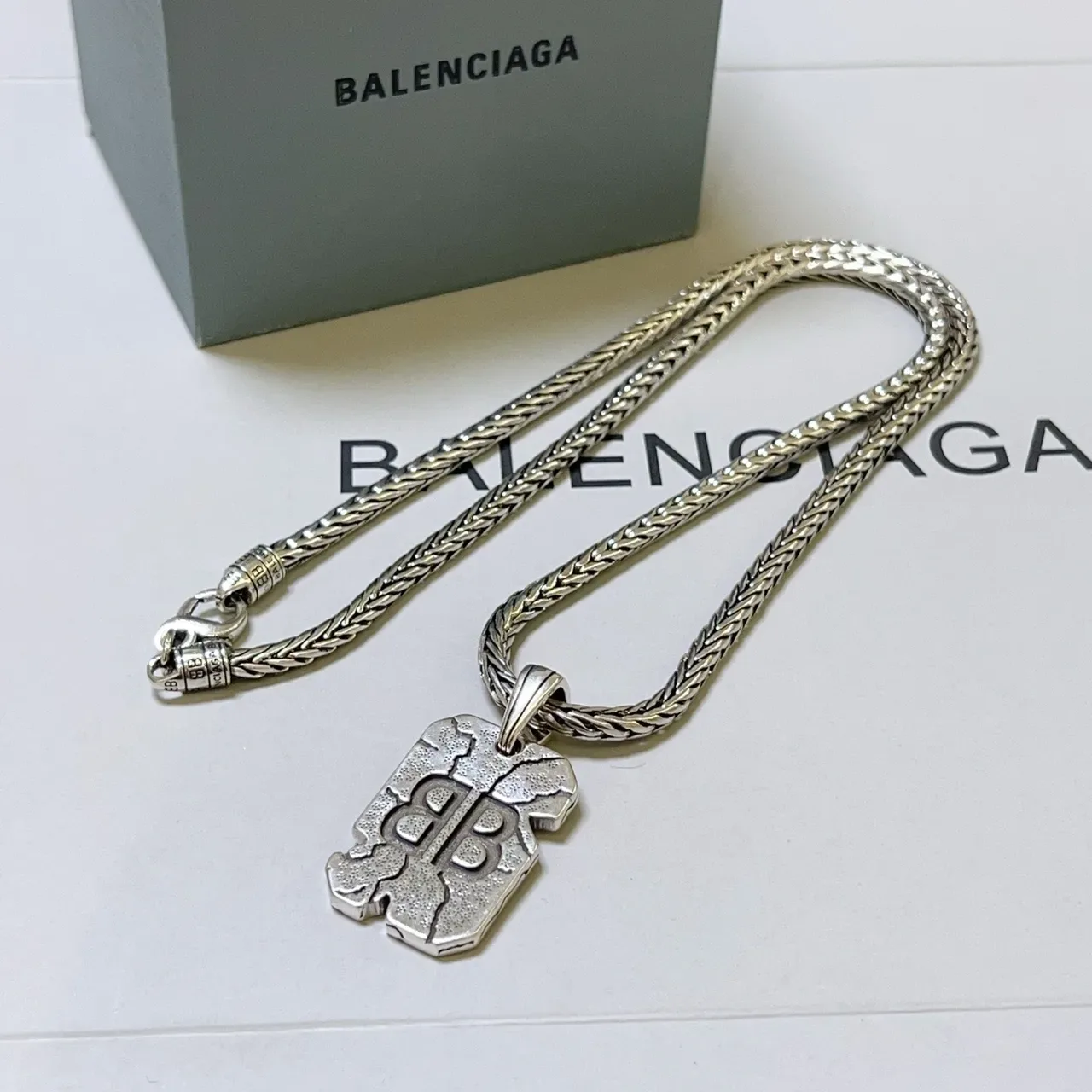 Colar Balenciaga Cracked BB Prata Corrente Trançada Textura Pendente 2