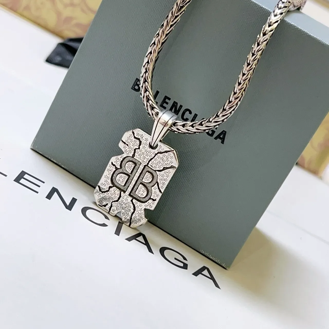 Colar Balenciaga Cracked BB Prata Corrente Trançada Textura Pendente 5
