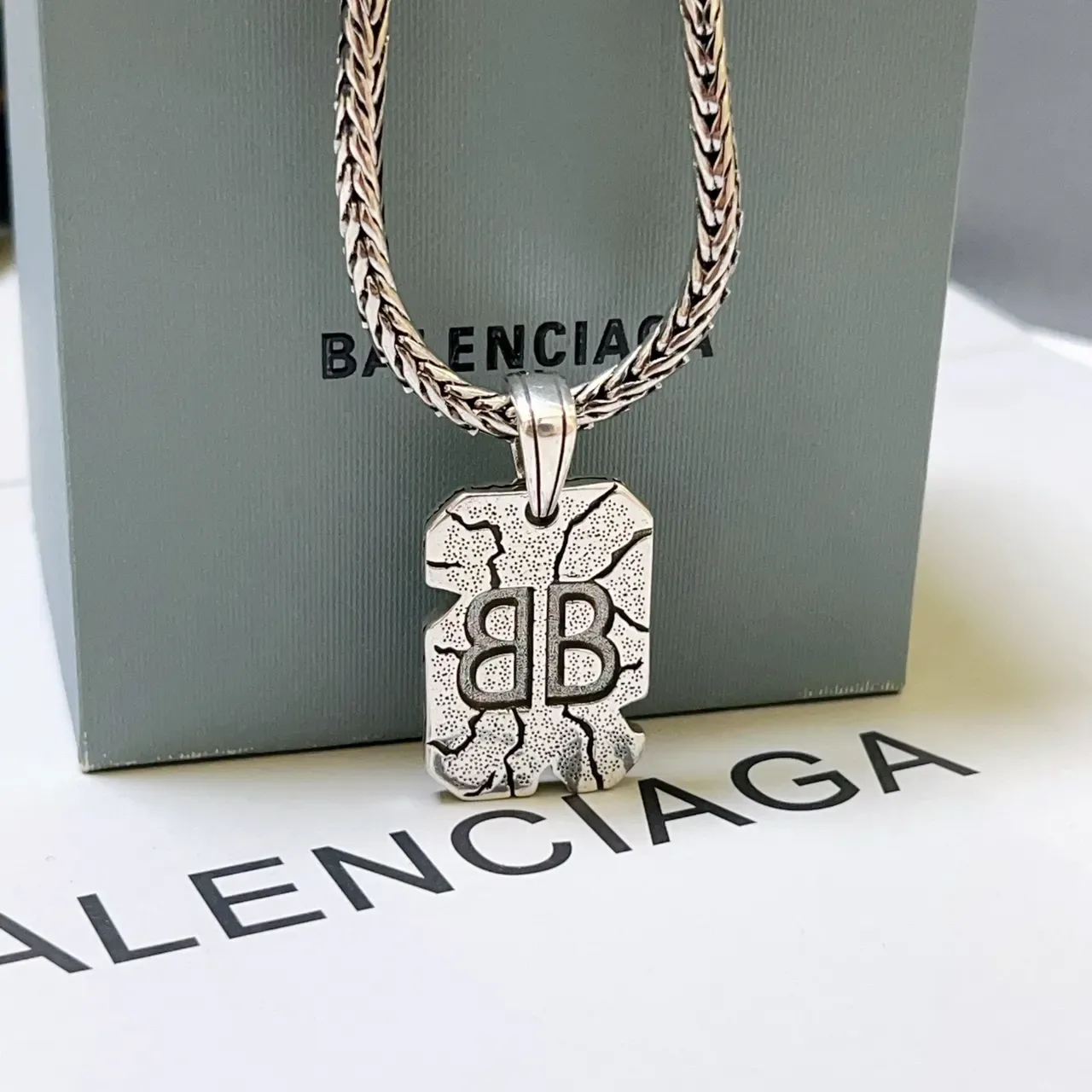 Colar Balenciaga Cracked BB Prata Corrente Trançada Textura Pendente 7