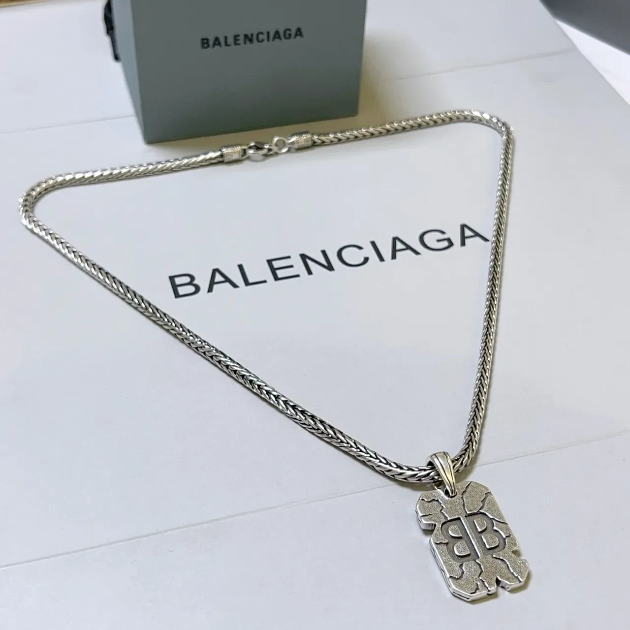 Colar Balenciaga Cracked BB Prata Corrente Trançada Textura Pendente 8