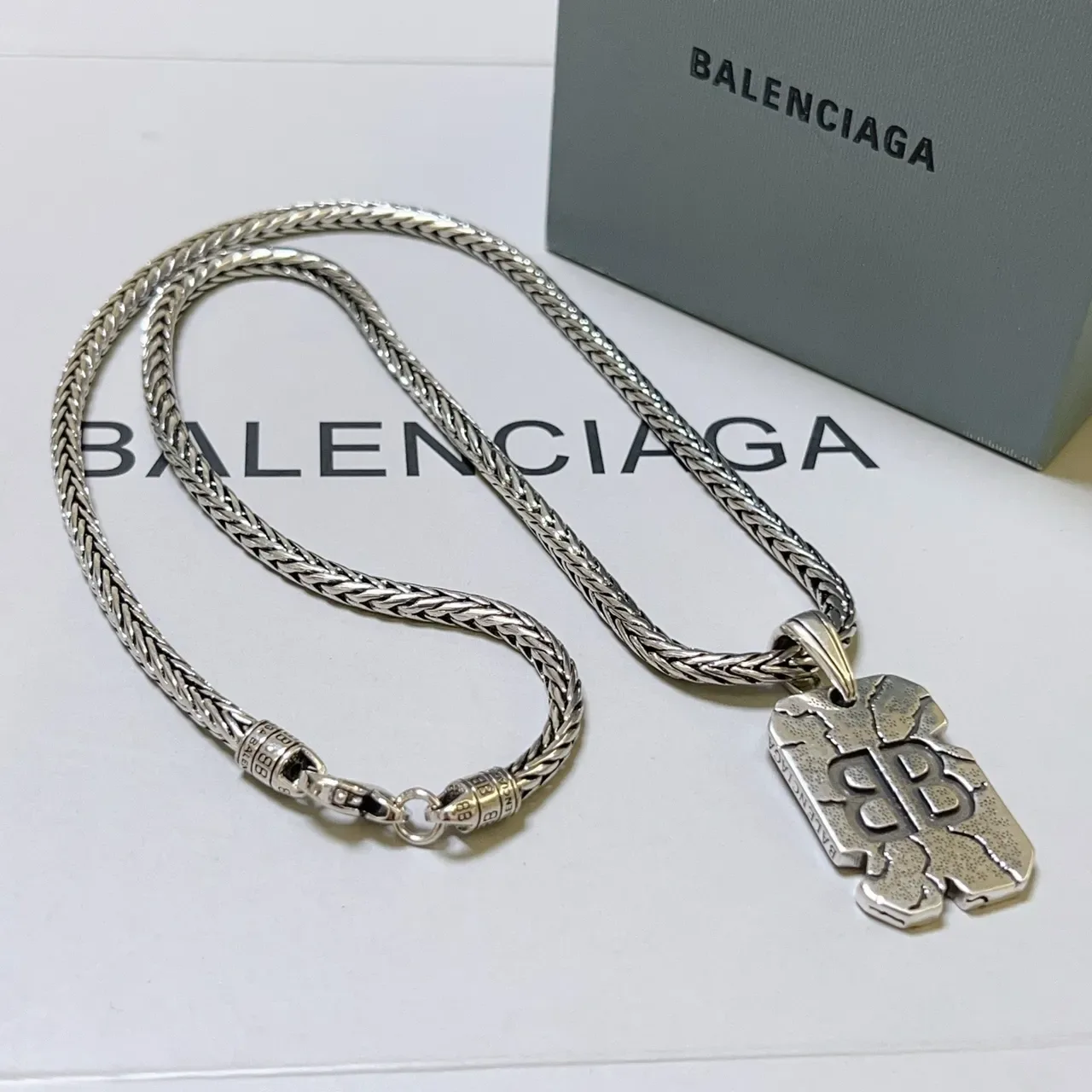 Colar Balenciaga Cracked BB Prata Corrente Trançada Textura Pendente 9