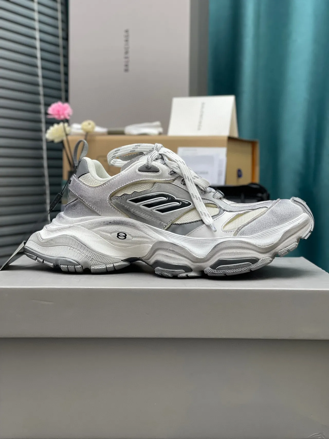 Balenciaga Baskets grises blanches à semelle multicouche, midsole sculptée et semelle chunky 2