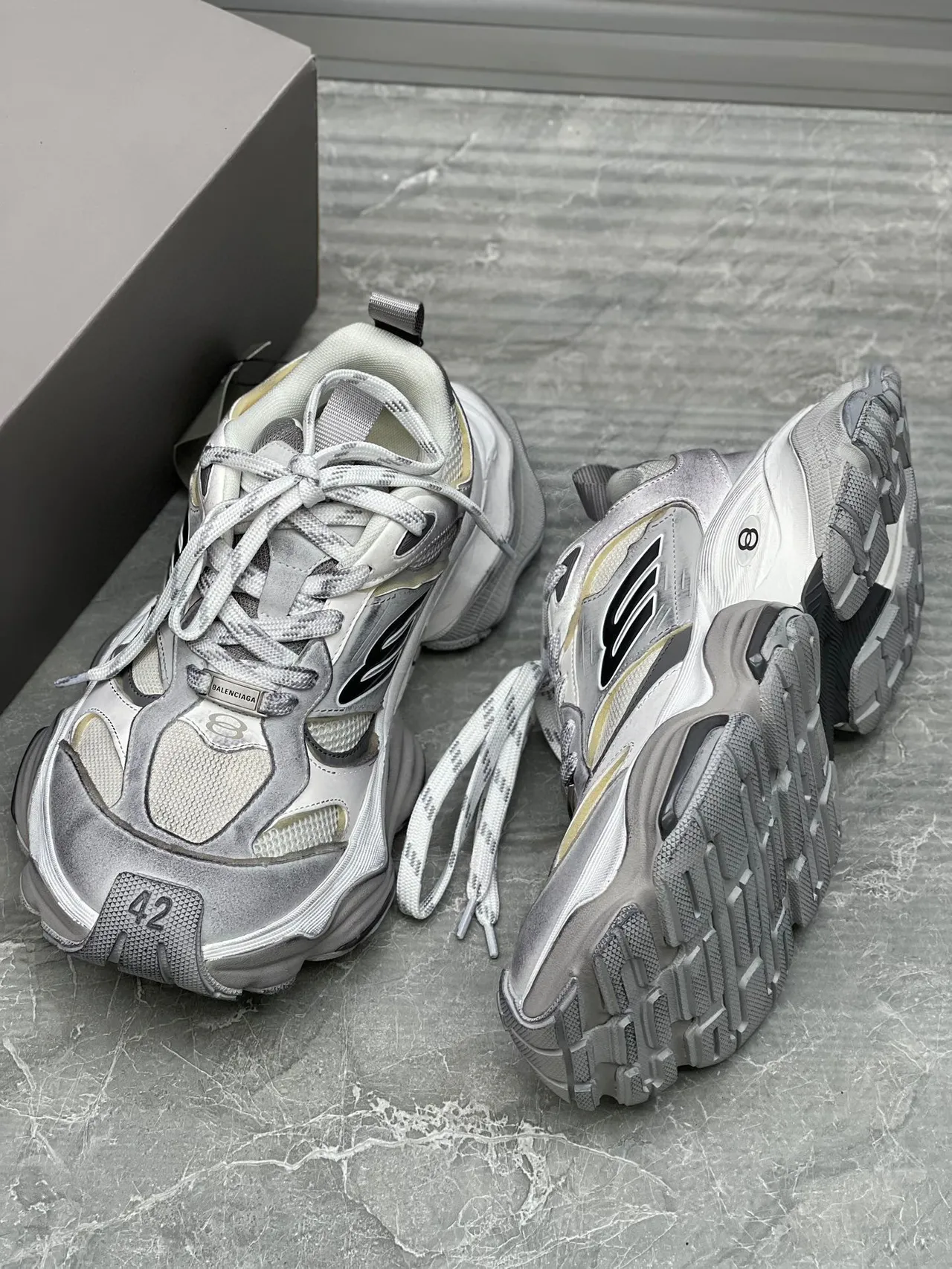 Balenciaga Baskets grises blanches à semelle multicouche, midsole sculptée et semelle chunky 3
