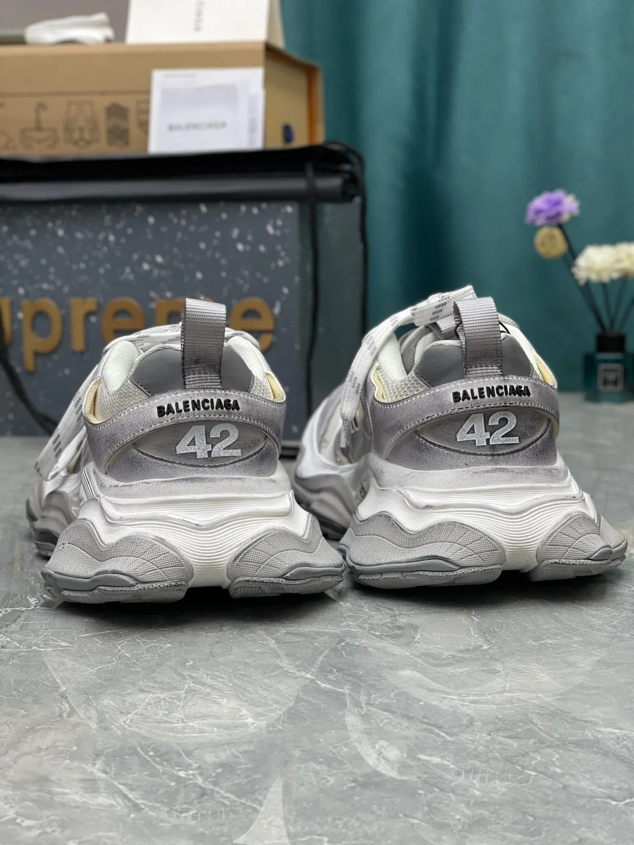 Balenciaga Baskets grises blanches à semelle multicouche, midsole sculptée et semelle chunky 4
