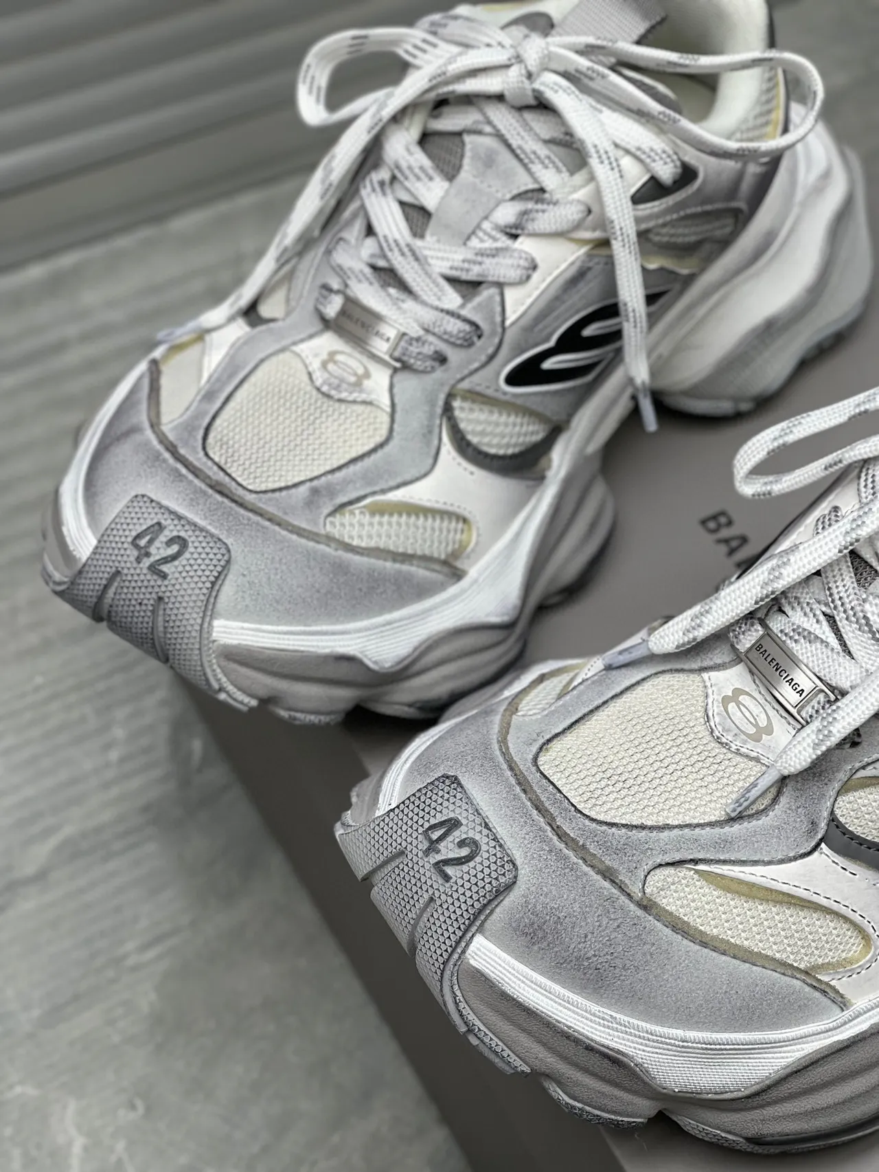 Balenciaga Baskets grises blanches à semelle multicouche, midsole sculptée et semelle chunky 5