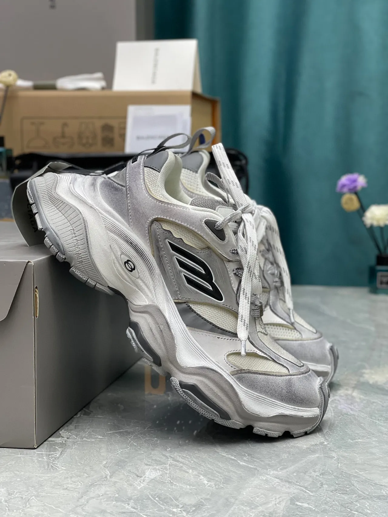 Balenciaga Baskets grises blanches à semelle multicouche, midsole sculptée et semelle chunky 6