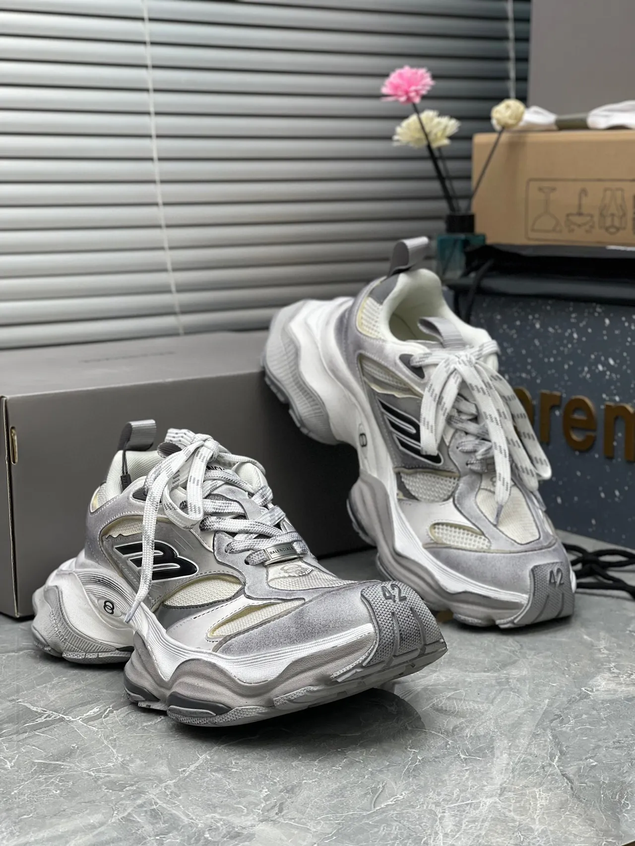 Balenciaga Baskets grises blanches à semelle multicouche, midsole sculptée et semelle chunky 7