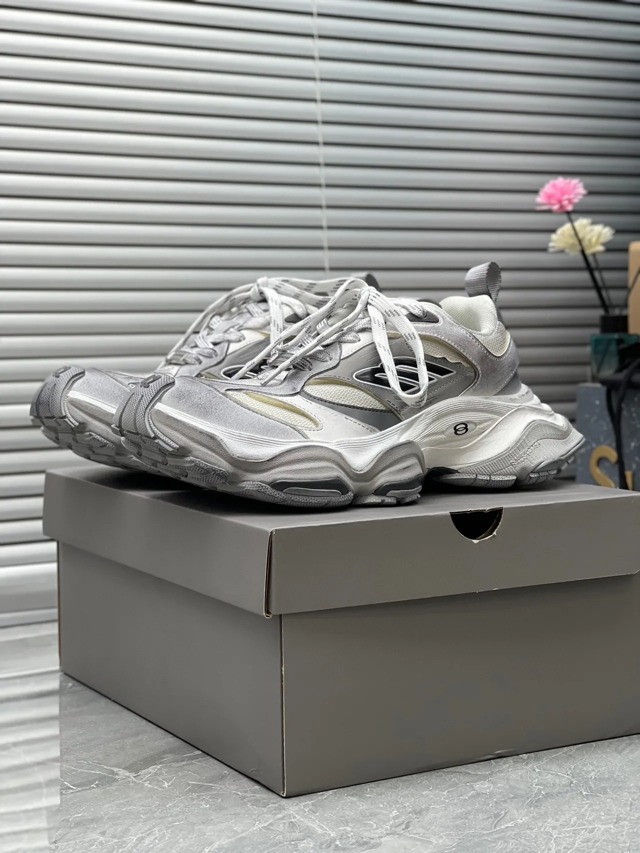 Balenciaga Baskets grises blanches à semelle multicouche, midsole sculptée et semelle chunky 8