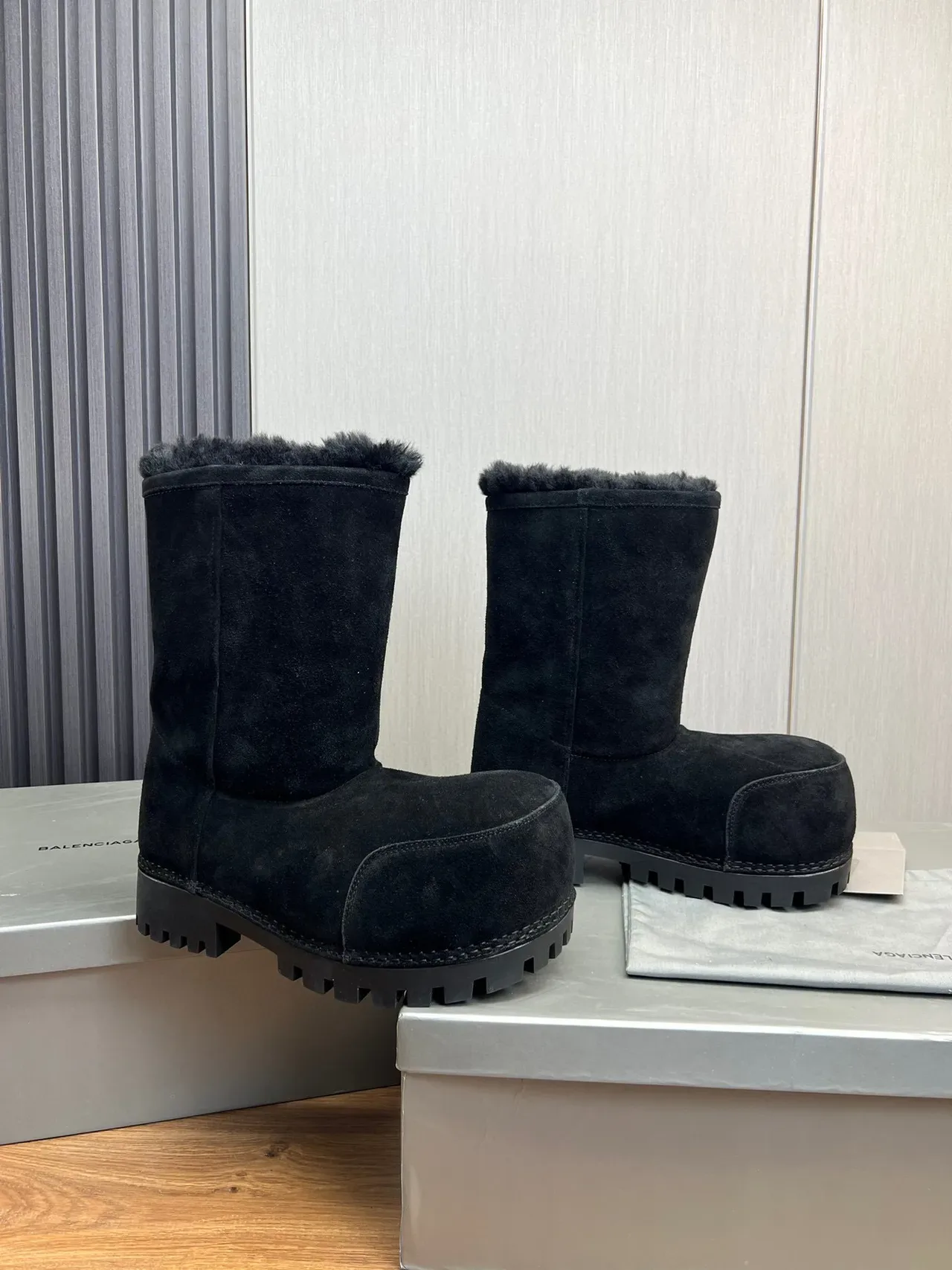 Balenciaga Le Cagole Botas de Nieve de Ante Negro con Forro de Cordero en la Boca 2
