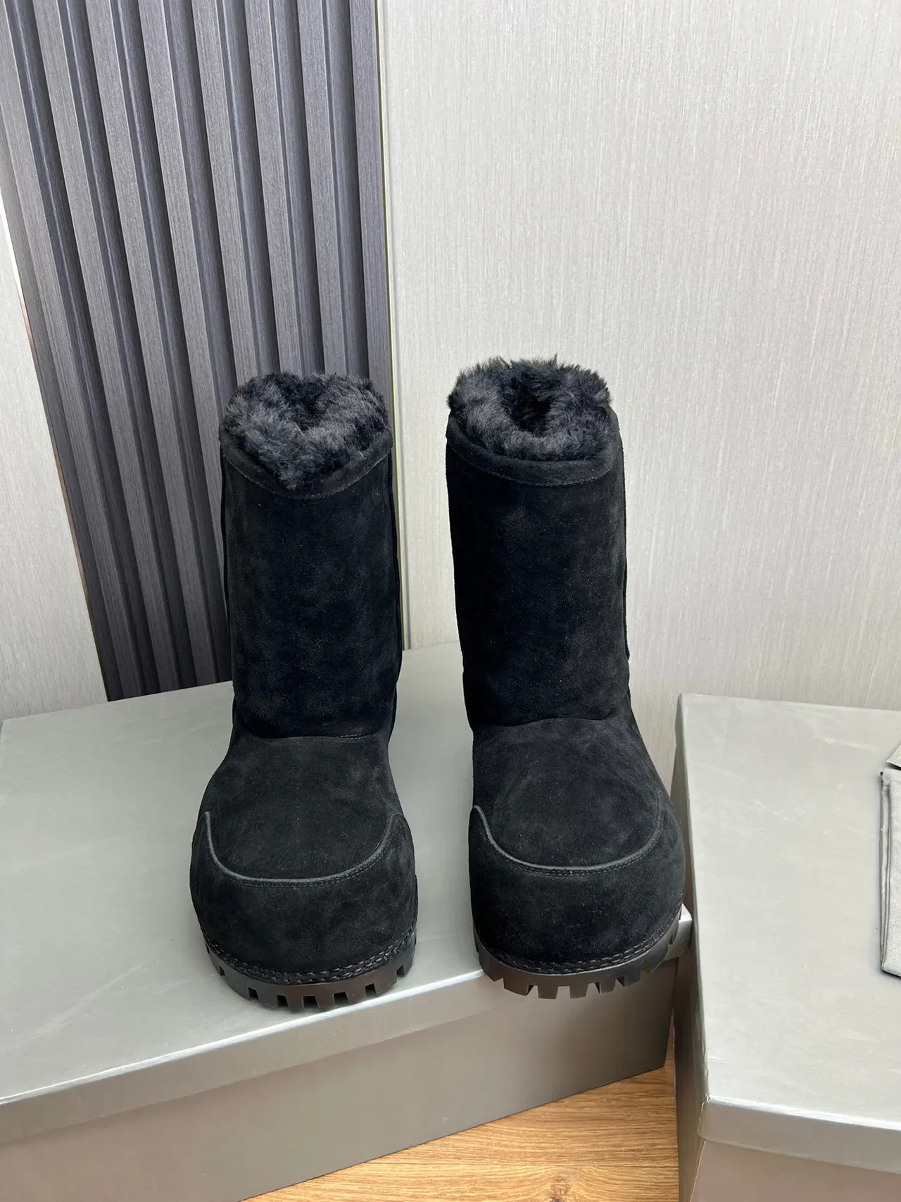 Balenciaga Le Cagole Botas de Nieve de Ante Negro con Forro de Cordero en la Boca 3