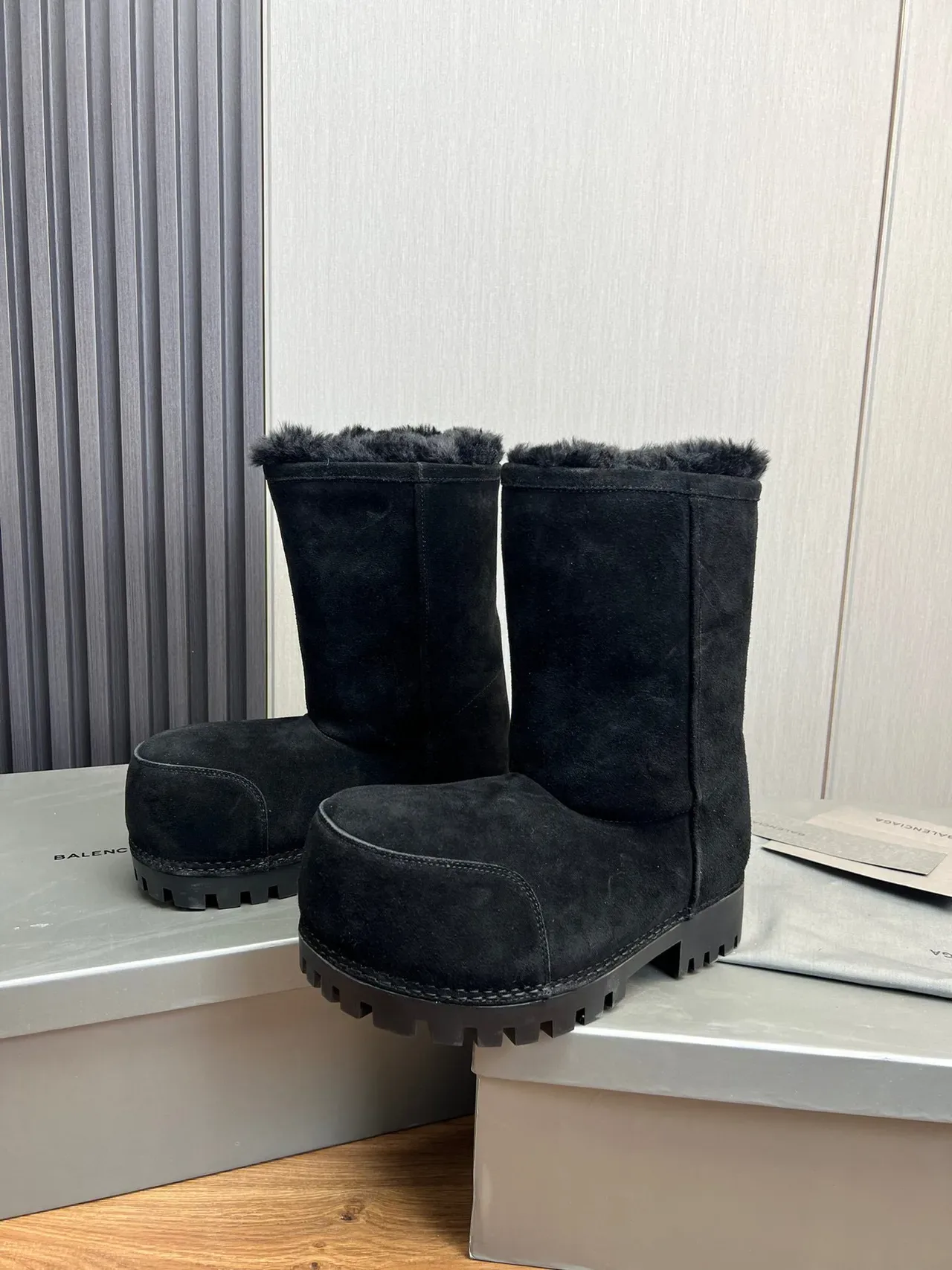 Balenciaga Le Cagole Botas de Nieve de Ante Negro con Forro de Cordero en la Boca 4