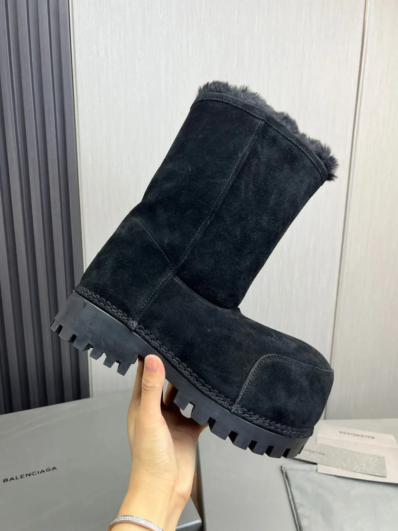 Balenciaga Le Cagole Botas de Nieve de Ante Negro con Forro de Cordero en la Boca 5