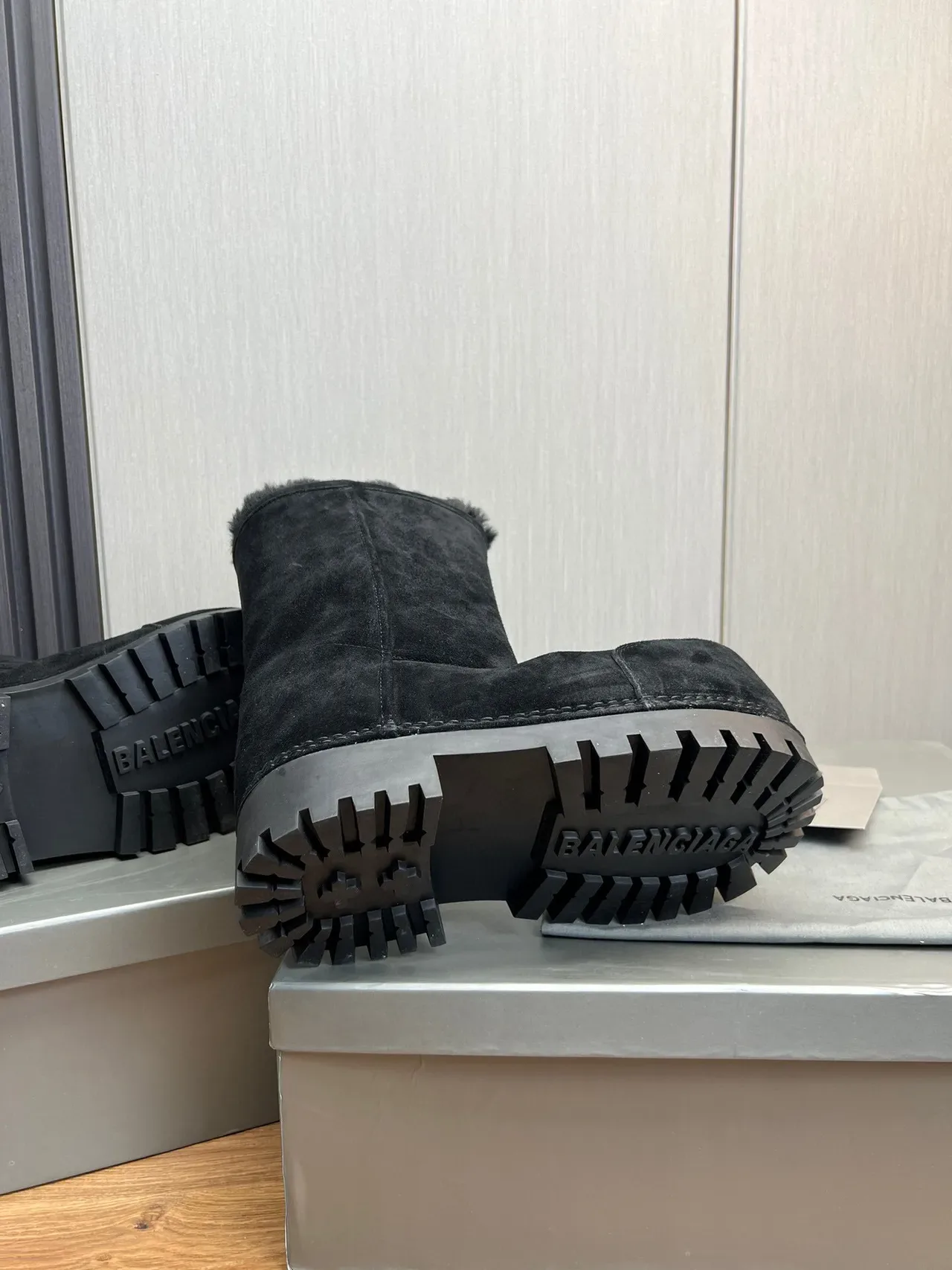 Balenciaga Le Cagole Botas de Nieve de Ante Negro con Forro de Cordero en la Boca 6