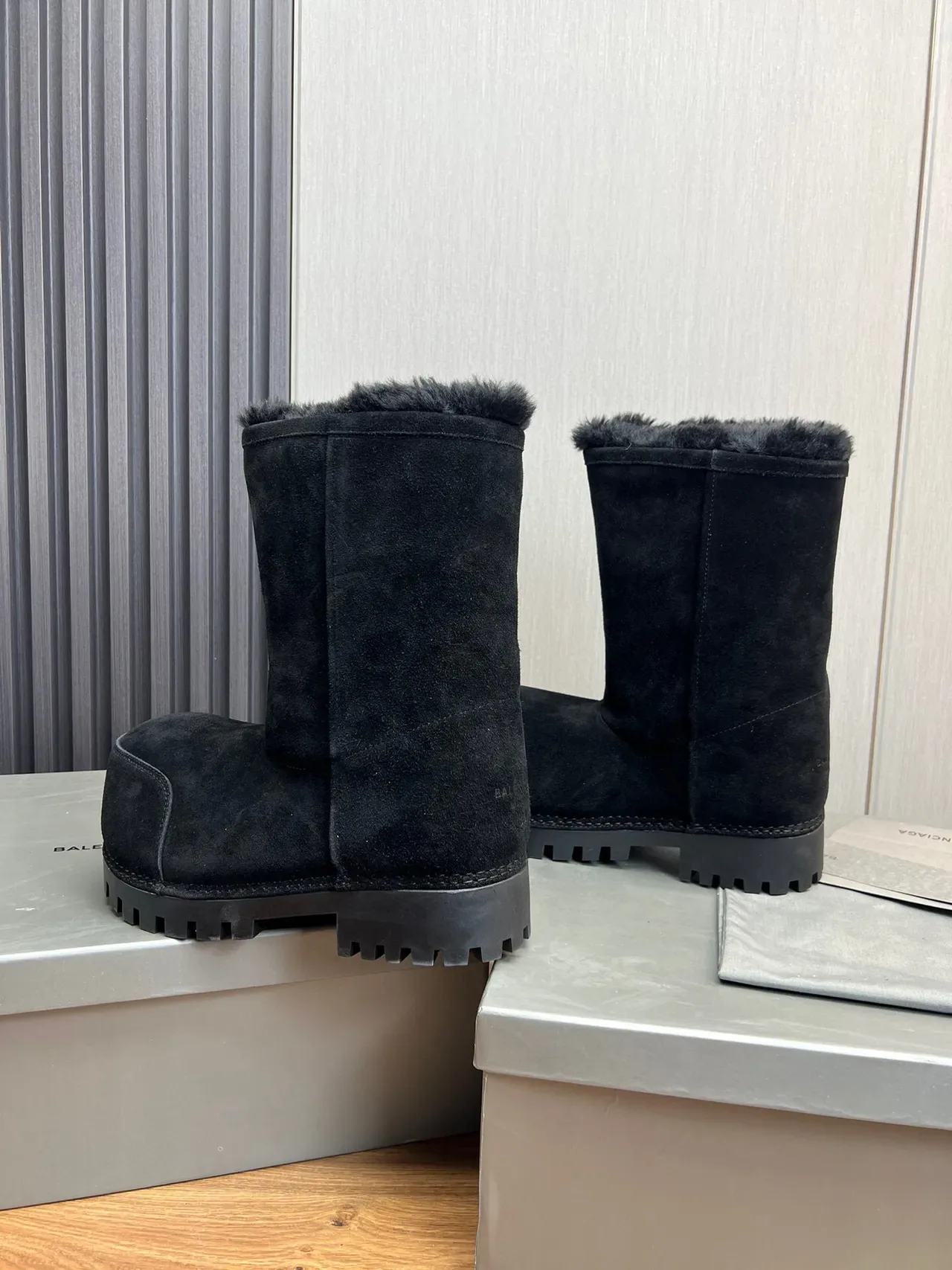 Balenciaga Le Cagole Botas de Nieve de Ante Negro con Forro de Cordero en la Boca 7