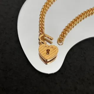 Balenciaga Lock Heart Pendant cadena tono dorado collar