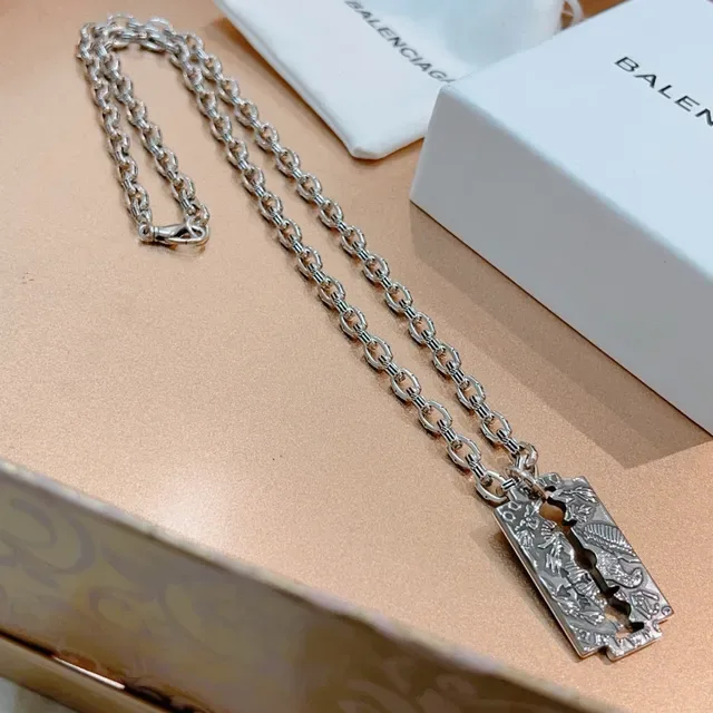 Balenciaga रेजर ब्लेड पेंडेंट चाँदी की चेन नेकलेस 3