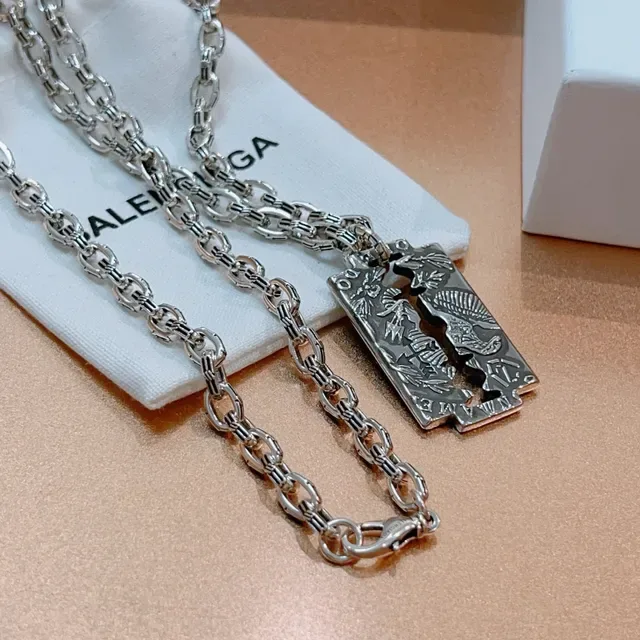 Balenciaga रेजर ब्लेड पेंडेंट चाँदी की चेन नेकलेस 4