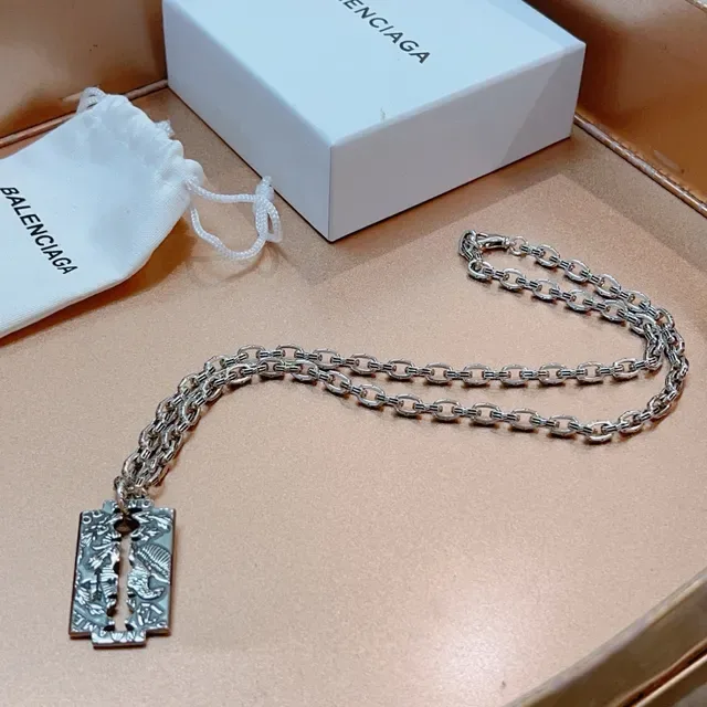 Balenciaga रेजर ब्लेड पेंडेंट चाँदी की चेन नेकलेस 6