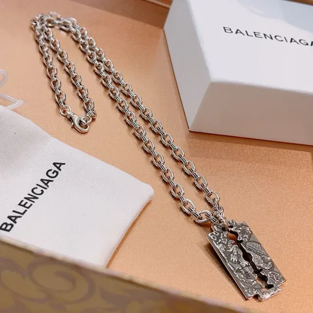 Balenciaga रेजर ब्लेड पेंडेंट चाँदी की चेन नेकलेस 7