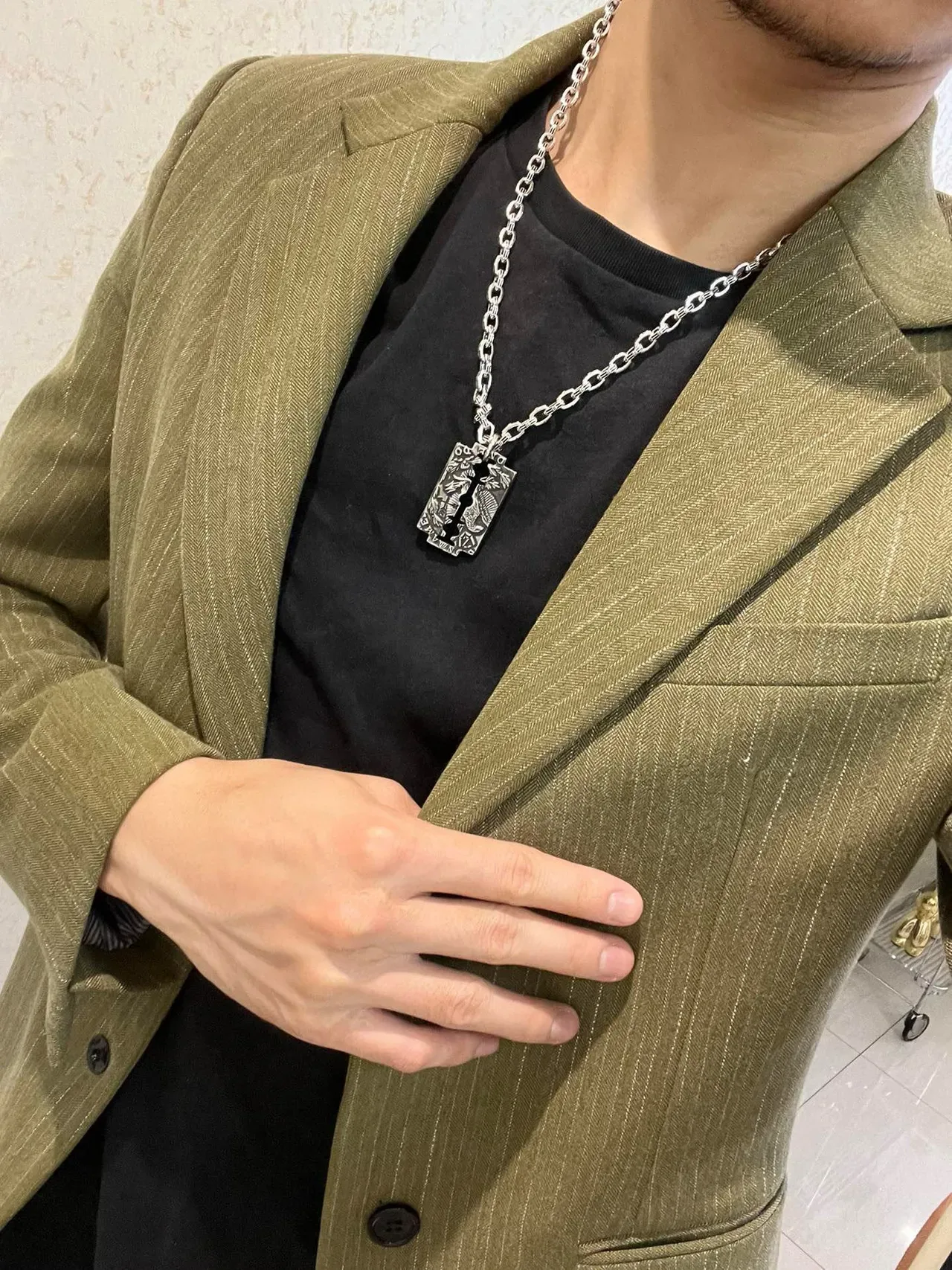 Balenciaga रेजर ब्लेड पेंडेंट चाँदी की चेन नेकलेस 8