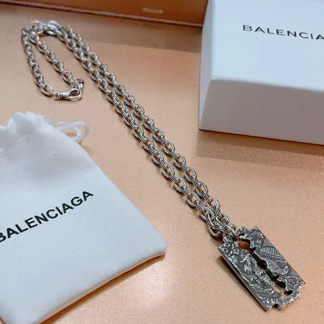 Balenciaga रेजर ब्लेड पेंडेंट चाँदी की चेन नेकलेस 9