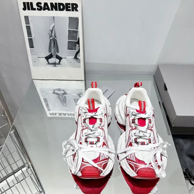Balenciaga Runner أبيض وأحمر كروسبي سنيكرز 9