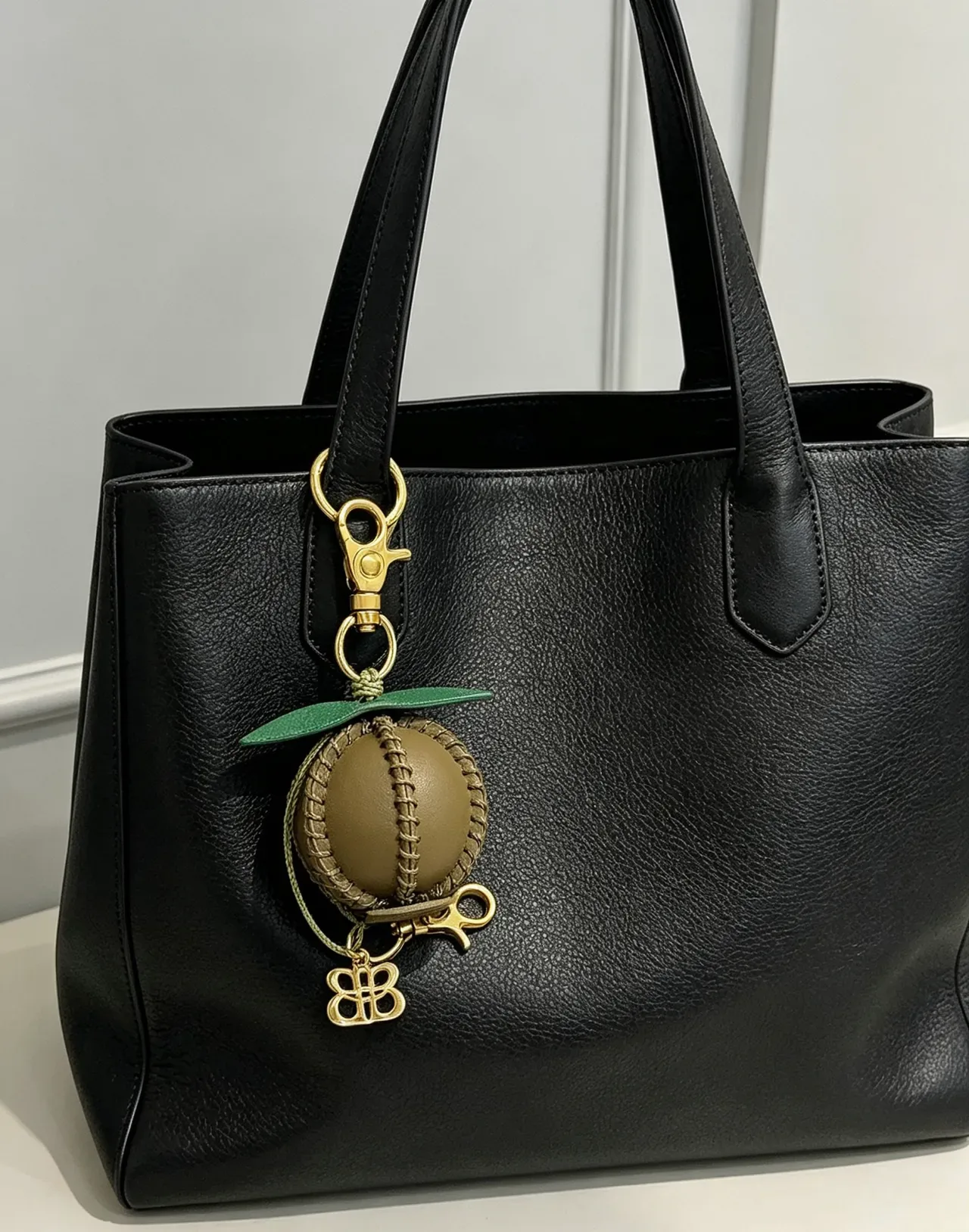 Balenciaga काली चमड़ी संरचित टॉप-हैंडल बोस्टन बैग 6