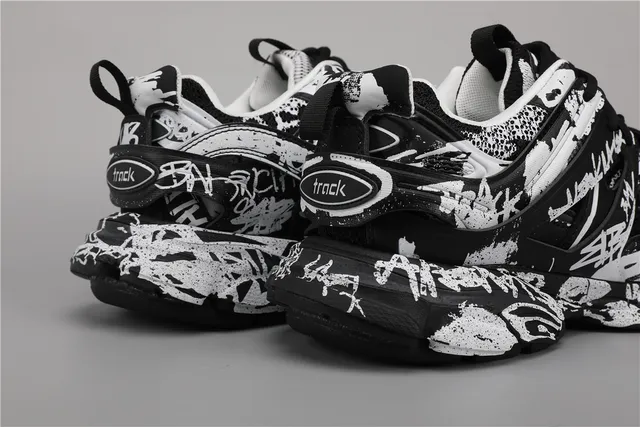 بالنسياغا Track Trainer Graffiti Print أسود أبيض حذاء رياضي سميك 2