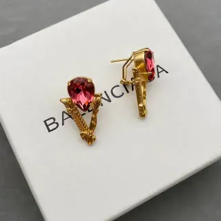 Balenciaga V-Motif गुलाबी क्रिस्टल गोल्ड-टोन ईयरिंग्स